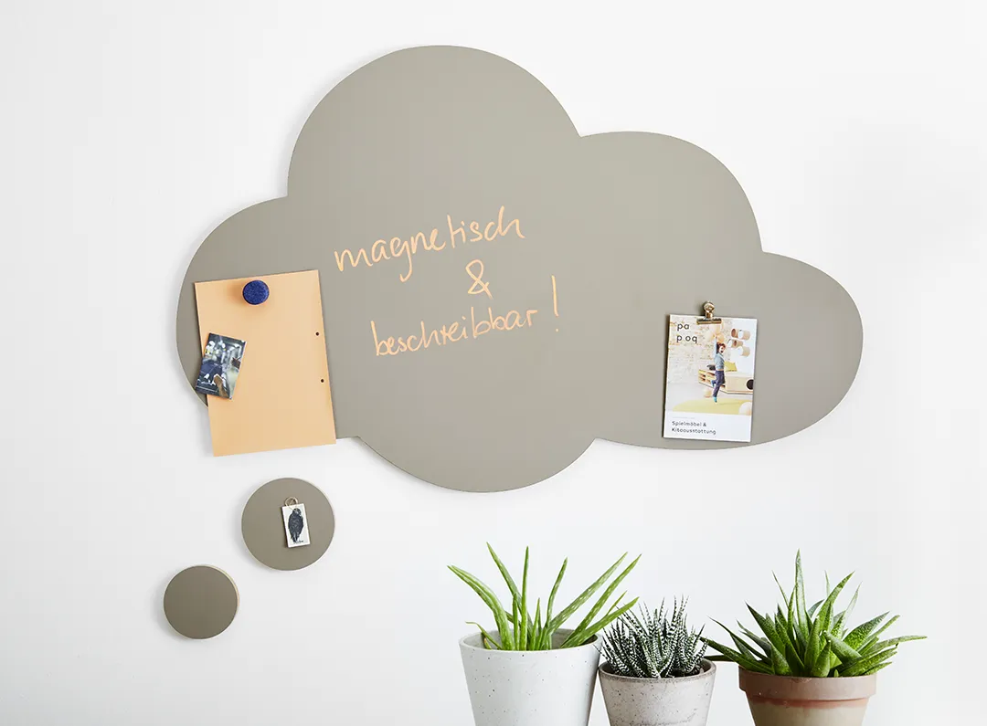 Wandmontierte Magnettafel in Wolkenform mit der Aufschrift magnetisch und beschreibbar – Kita-Möbel von Papoq